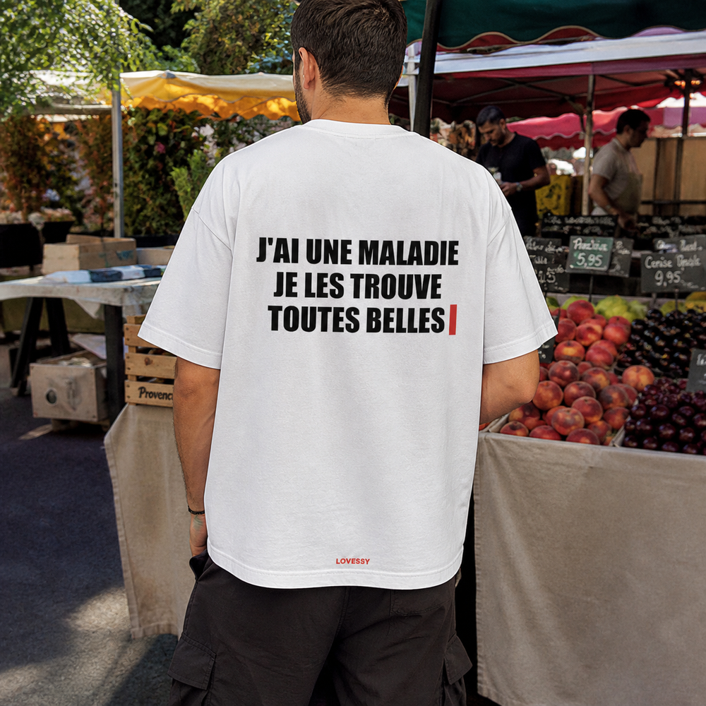 J'AI UNE MALADIE JE LES TROUVE TOUTES BELLES porté dans une scène naturelle