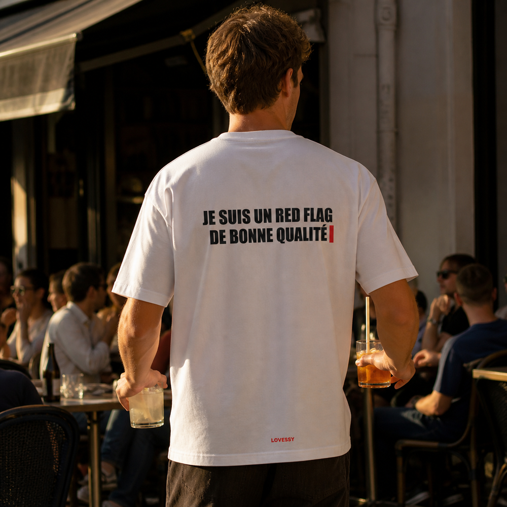 JE SUIS UN RED FLAG DE BONNE QUALITÉ porté dans une scène naturelle