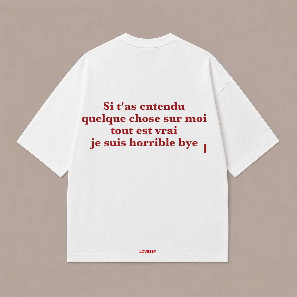 TOUT EST VRAI JE SUIS HORRIBLE BYE porté dans une scène naturelle