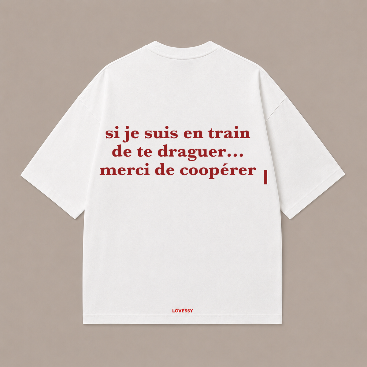 SI JE TE DRAGUE, MERCI DE COOPÉRER porté dans une scène naturelle