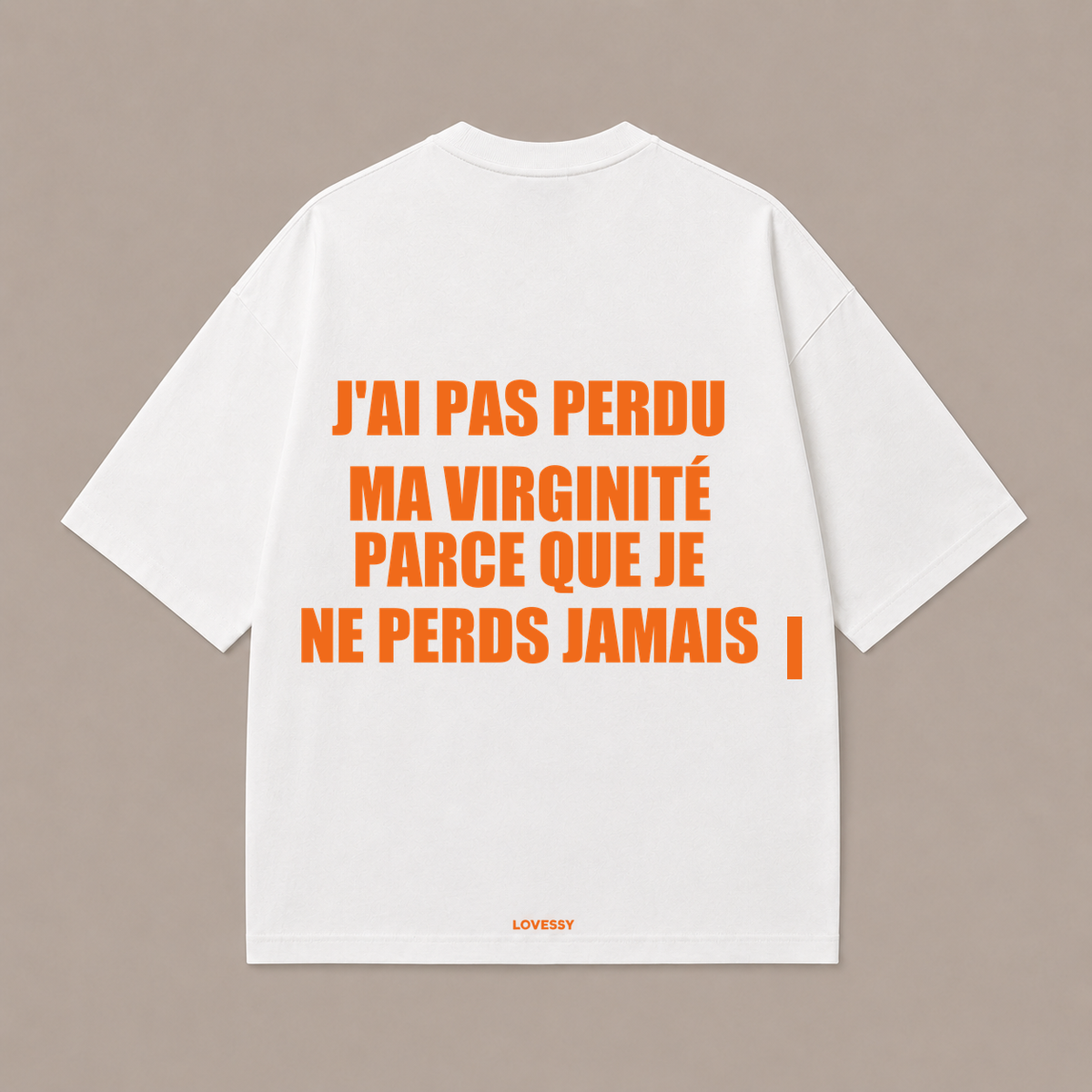 JE NE PERDS JAMAIS porté dans une scène naturelle