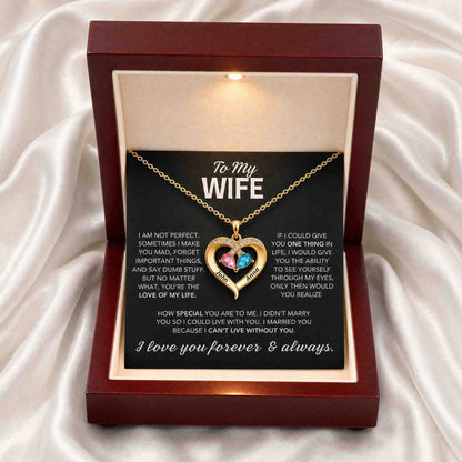 Pendentif cœur avec pierres de naissance en gros plan