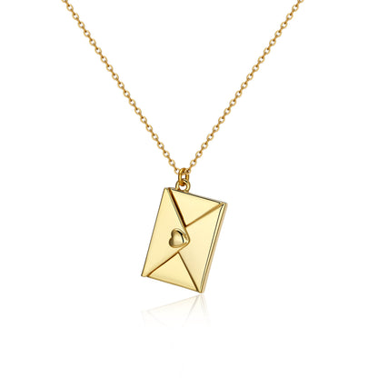 Collier enveloppe finition dorée sur fond clair