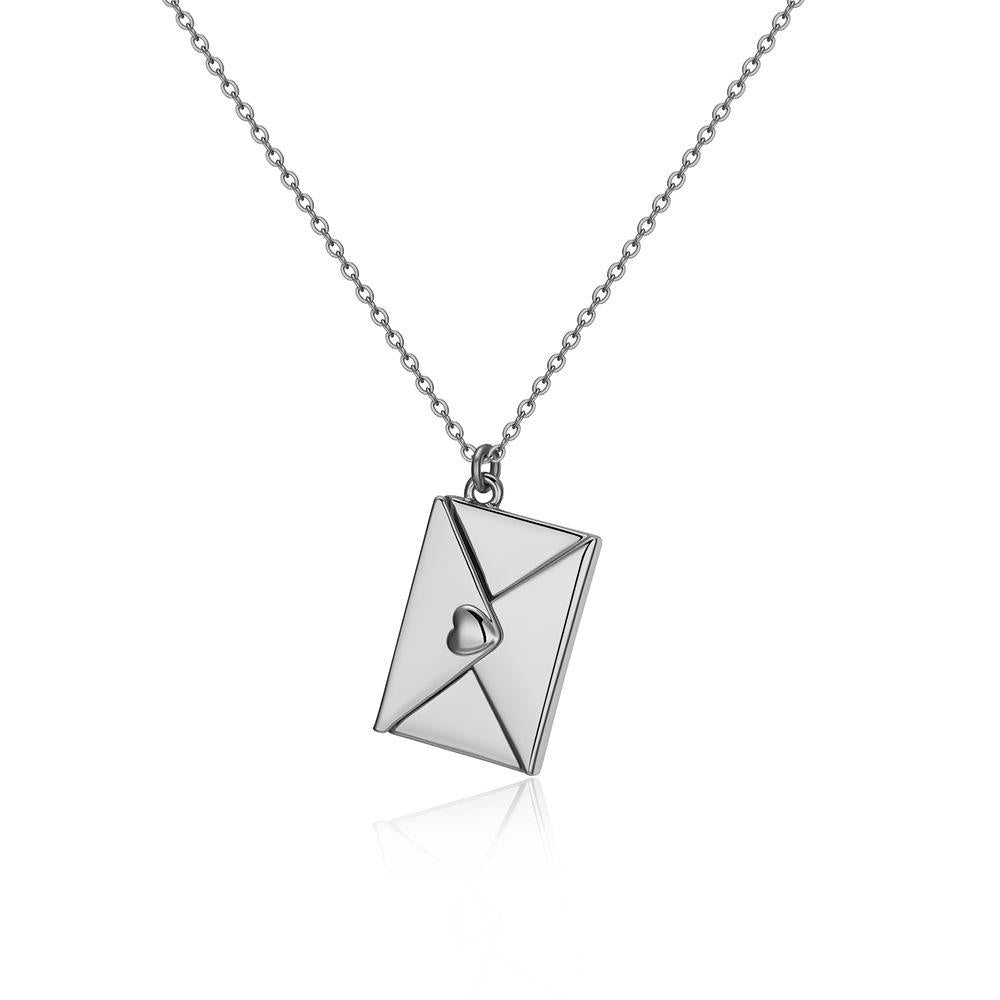 Collier enveloppe finition argentée sur fond clair