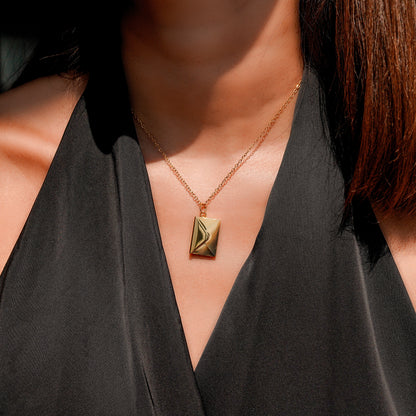 Pendentif enveloppe doré porté au cou