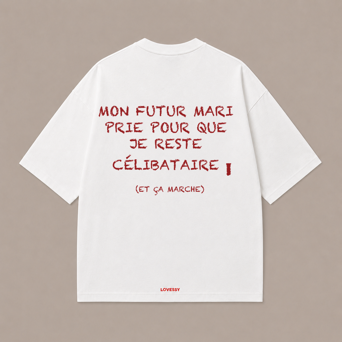 MON FUTUR MARI PRIE, ET ÇA MARCHE porté dans une scène naturelle