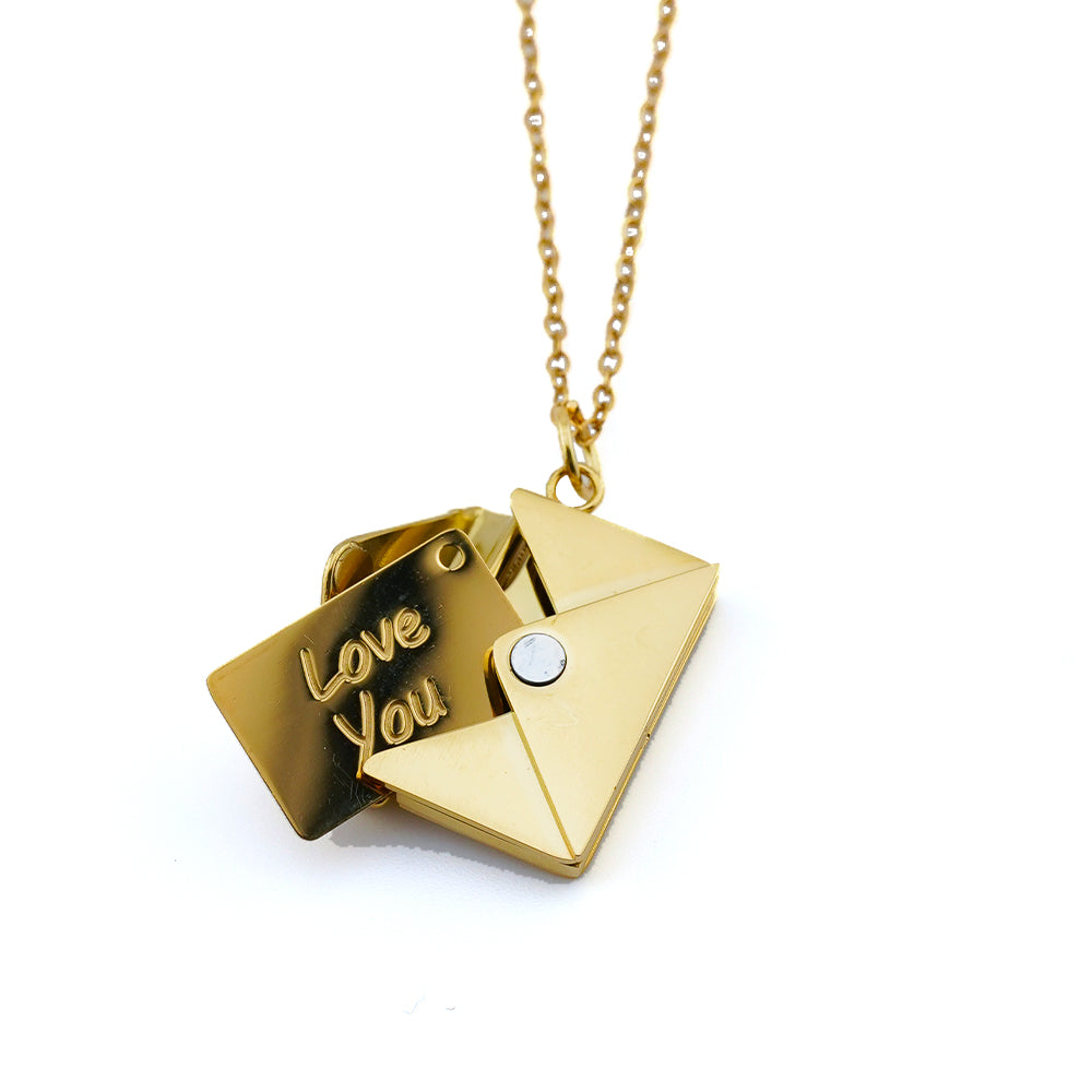 Détail du pendentif enveloppe gravé