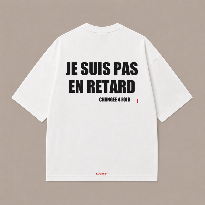 T-shirt blanc LOVESSY — JE SUIS PAS EN RETARD CHANGÉE 4 FOIS