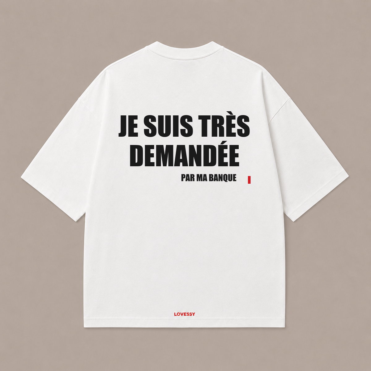 T-shirt blanc LOVESSY — JE SUIS TRÈS DEMANDÉE PAR MA BANQUE