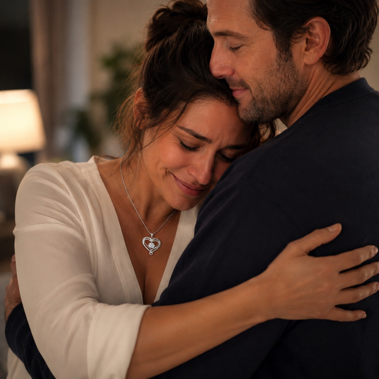 Une femme portant le collier cœur Lovessy dans les bras de son mari