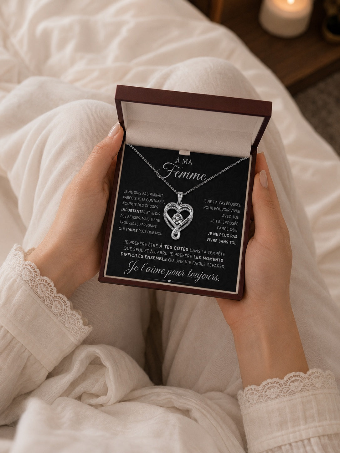 Une femme découvrant le collier Lovessy et sa carte message en français